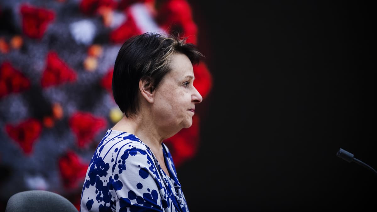 Kuvassa on kansliapäällikkö Kirsi Varhila, joka osallistui Ylen koronavirus-aiheiseen erikoislähetykseen 28. toukokuuta 2020.