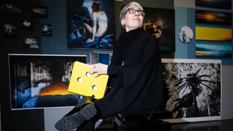 Marja Pirilä valokuvateostensa edessä.