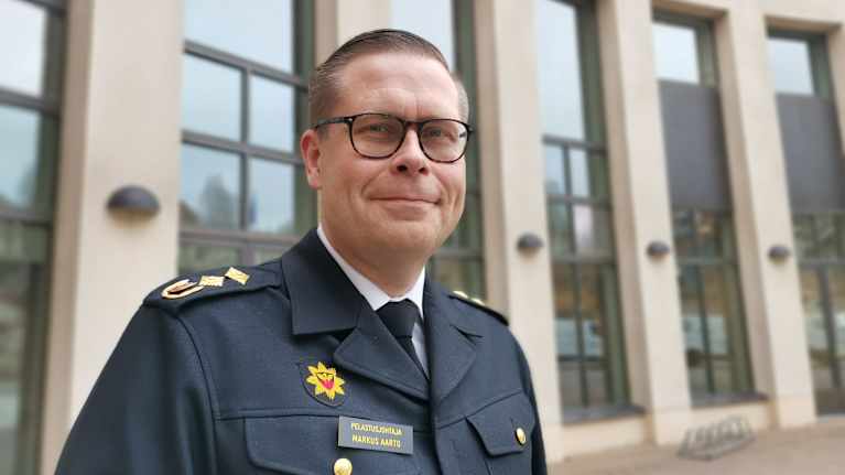 Lapin pelastusjohtaja Markus Aarto, kuvattu 10.5.2023 Arktikumin edessä Rovaniemellä