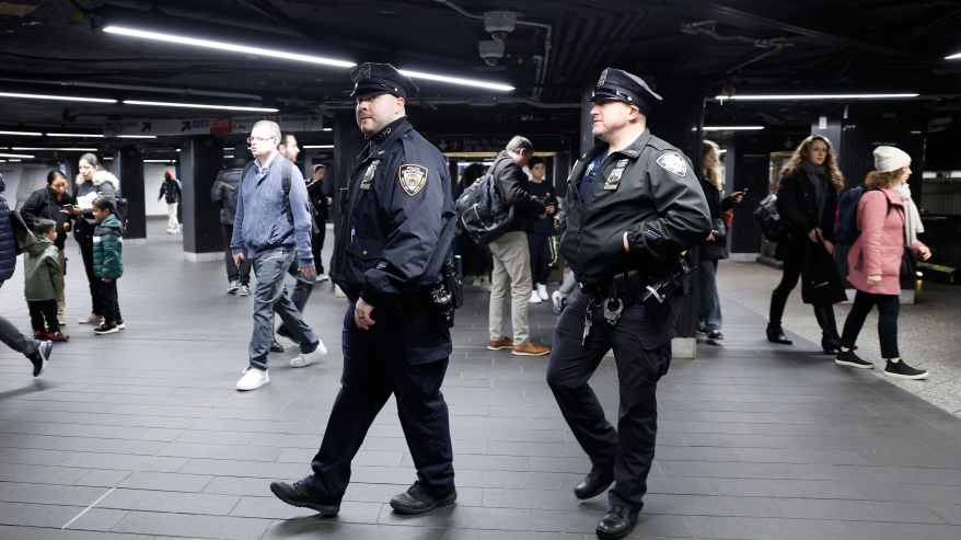 Kaksi poliisia kävelee metroasemalla New Yorkissa.