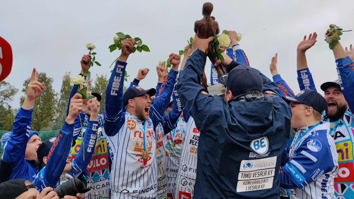 Vimpelin Veto juhlii pesäpallon Suomen mestaruutta vuonna 2022.