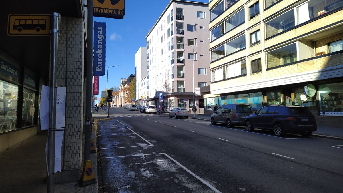 Väliaikainen bussipysäkki Kuopion Tulliportinkadulla.