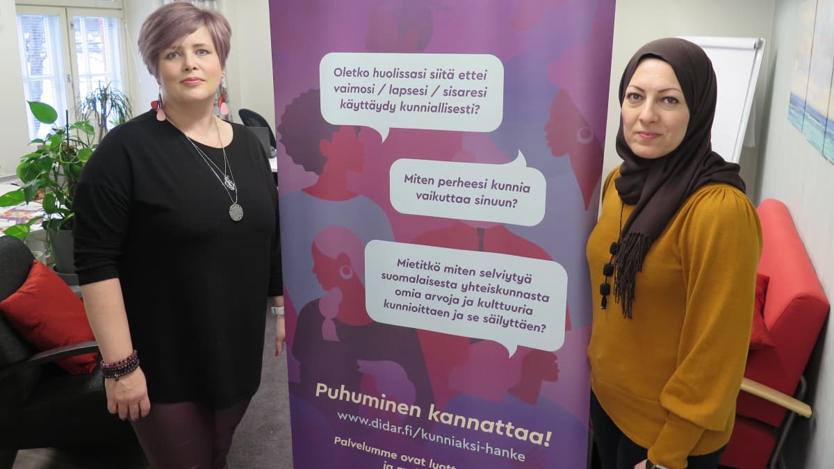 Kunniaksi-hankkeen projektikoordinaattori Merja Kankare (vas.) ja projektityöntekijä Doaa Al-Shmes Setlementti Tampere ry:stä.