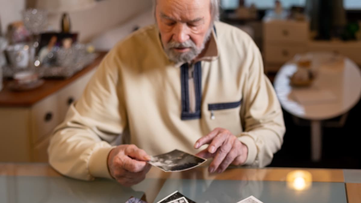 90-vuotias entinen elokuvaaja Veikko Mård tutkii vanhoja valokuvia kotonaan Tuusulassa.