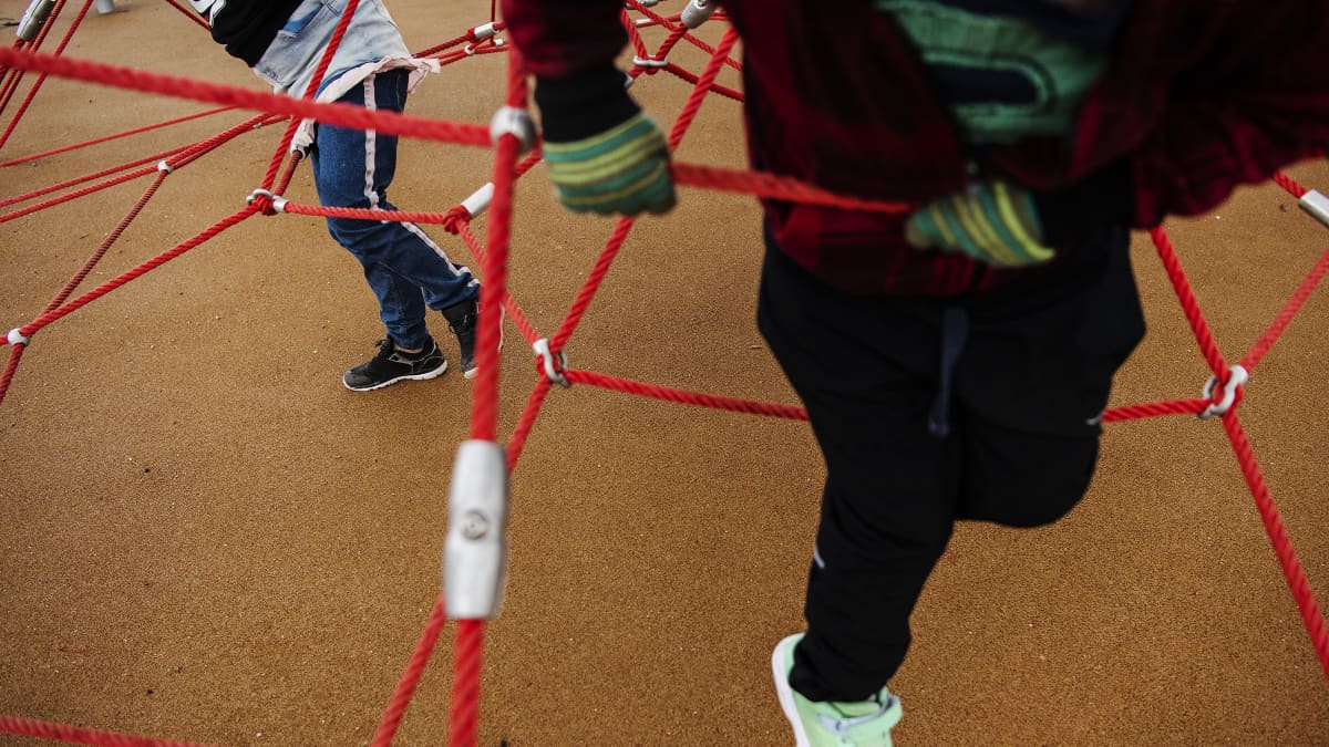 Kuvassa lapset leikkivät leikkipuistossa Helsingissä.