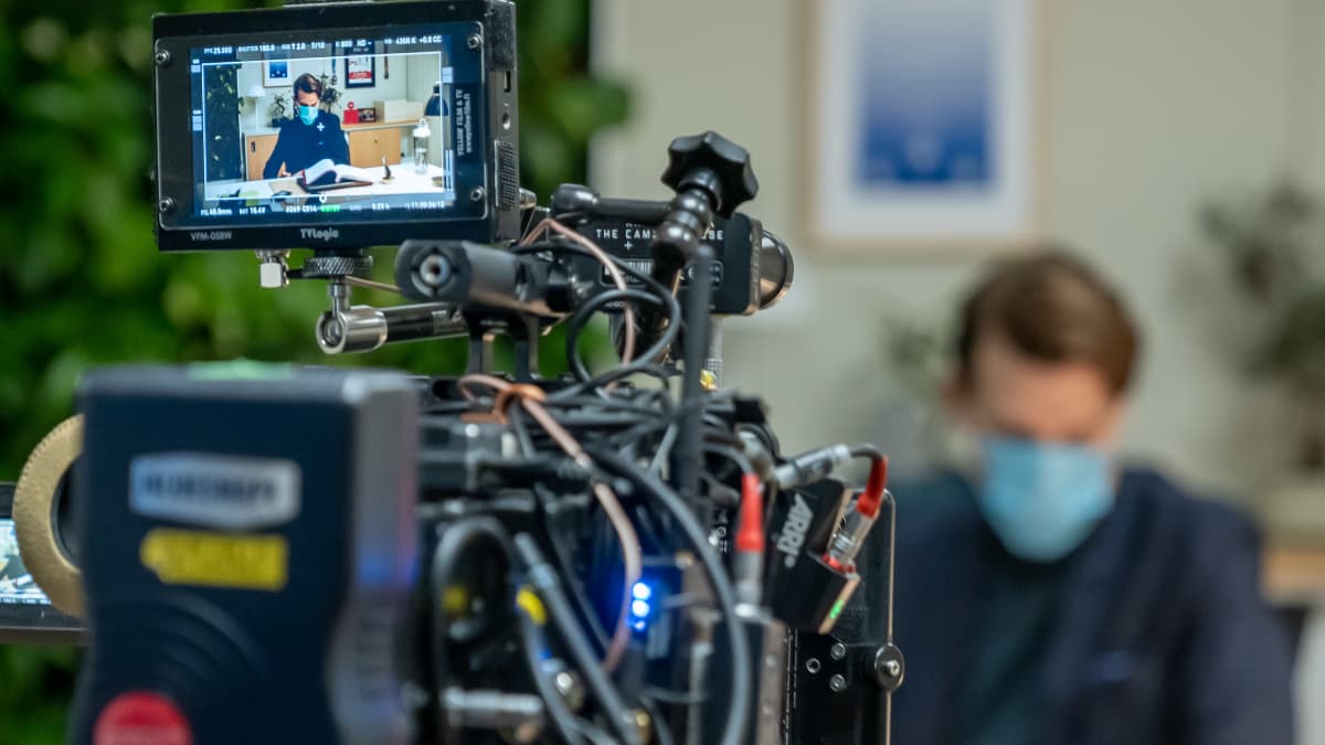 Näyttelijä Andrei Alén valmistautuu ottoon Yellow Film & TV:n tuottaman poliisisarjan Roban kuvauksissa, näyttelijä näkyy Arri Alexa Mini -kameran näytöllä, Helsinki, 12.1.2021.