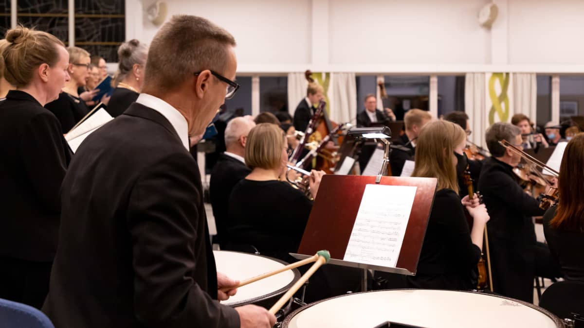 Kemin kaupunginorkesteri konsertoimassa Tervolan seurakuntatalolla
