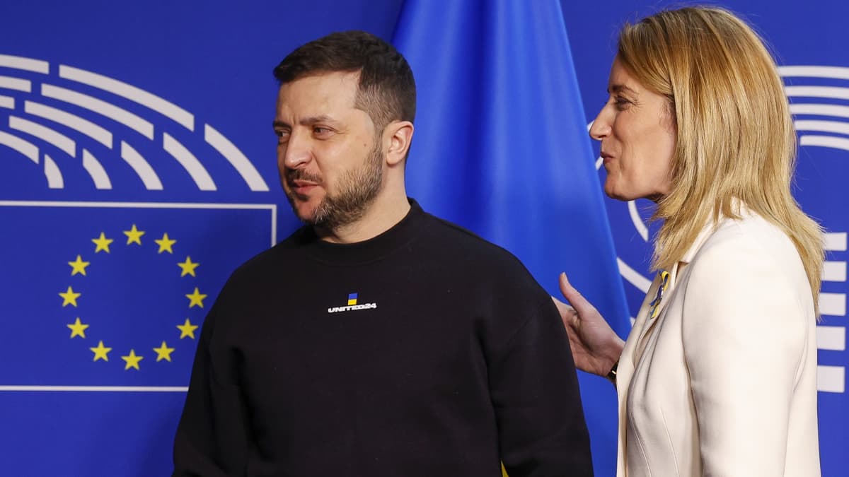 EU:n lipputunnus, Volodymyr Zelenskyi ja Roberta Metsola.