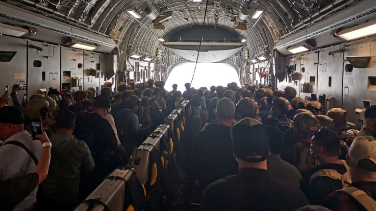 Kabulin lentokentällä evukuoidaan ihmisiä.