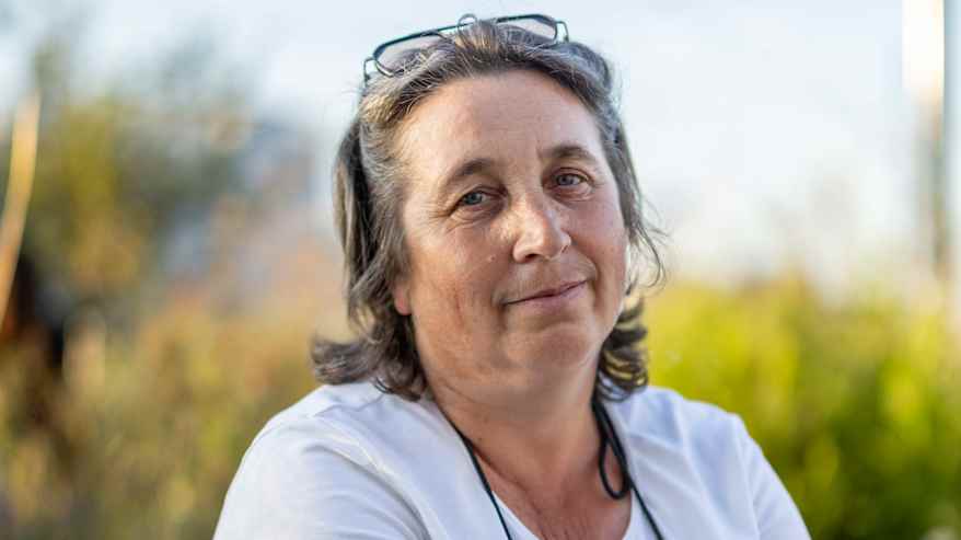 Nadija Bolyhovska katsoo kameraan.