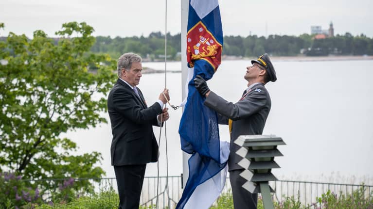 Presidentti Sauli Niinistö lipunnostossa, Mäntyniemi, 4.6.2020.