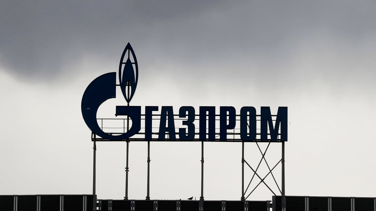 Gazpromin rakennus Pietarissa, tummia pilviä katolla olevan logon päällä.