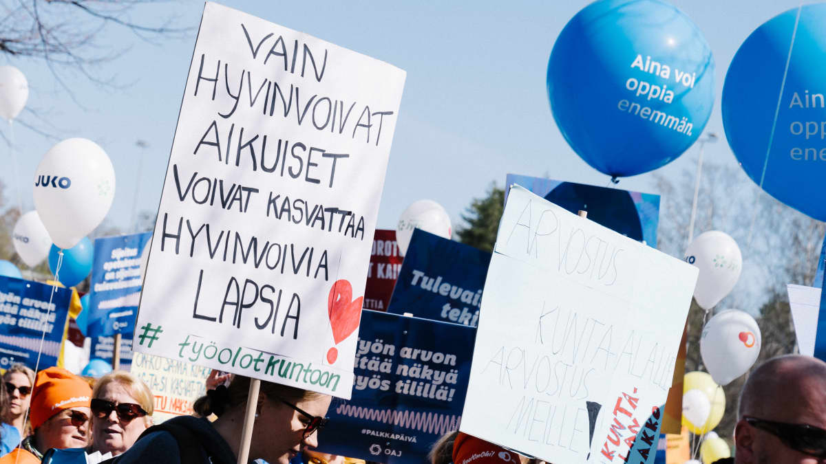 Kunta-alan mielenosoittajia Töölössä.