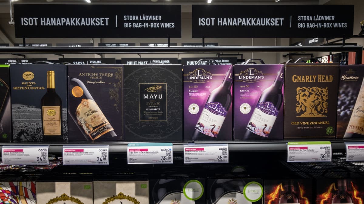 Viinipulloja hyllyllä Tesoman Alkossa