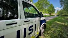 Poliisiauto pyörätien varrelle. 