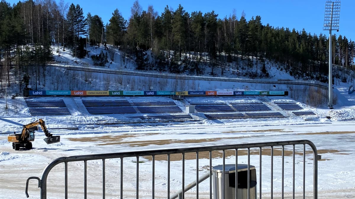 Kuva Lahden hiihtostadionista, josta tehdään lumitöitä. Stadionia tyhjennetään lumesta.