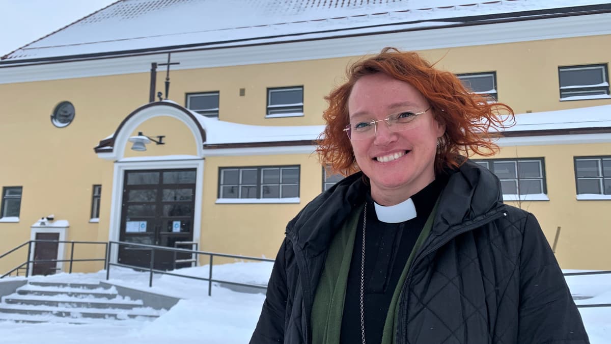 Mari Parkkinen Tainionkosken kirkon edustalla