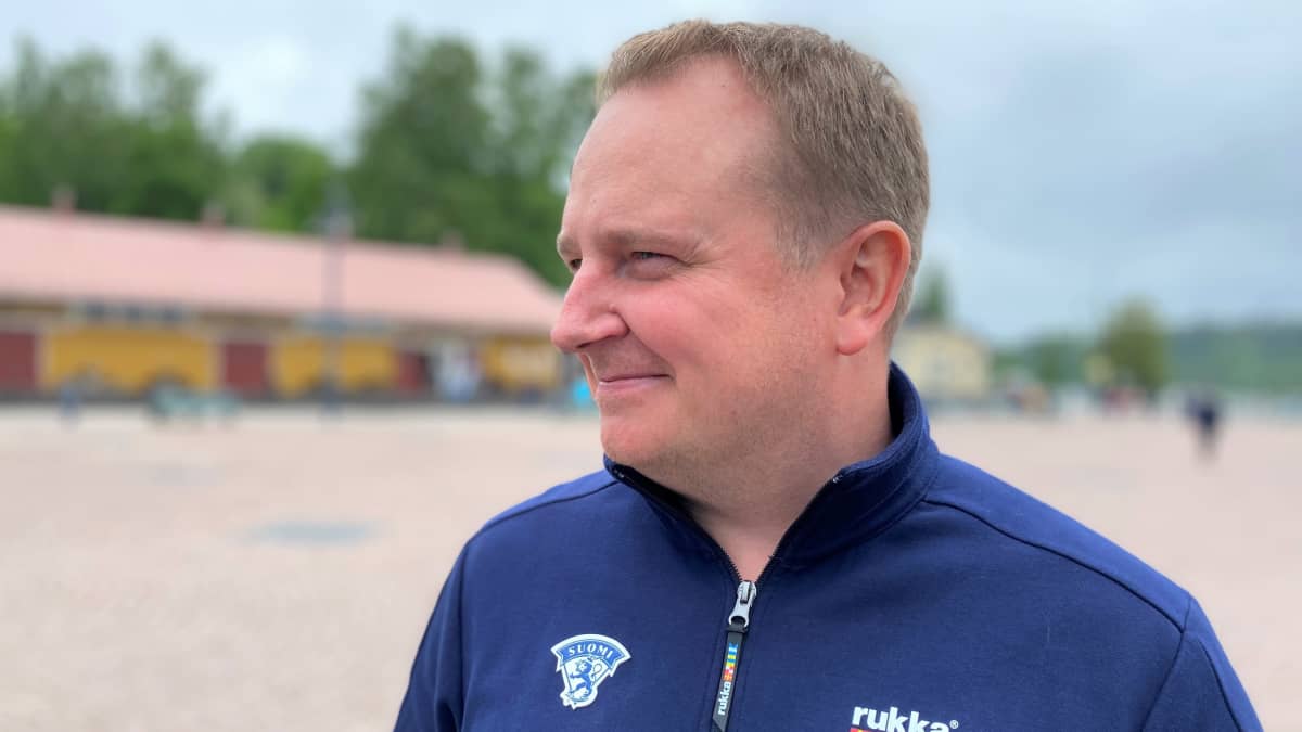 Lähikuva miehestä joka katsoo sivulle. Miehellä Suomi-takki. Mies on U 20 jääkiekkomaajoukkueen uusi päävalmentaja Tomi Lämsä. Lahdessa. 