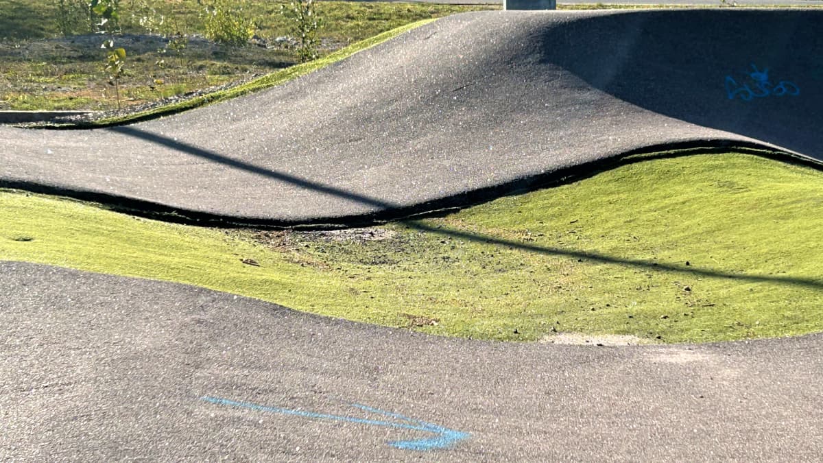 Lähikuvassa on aaltoileva betonirata,jossa voi ajaa temppulaudoilla - ja pyörillä.