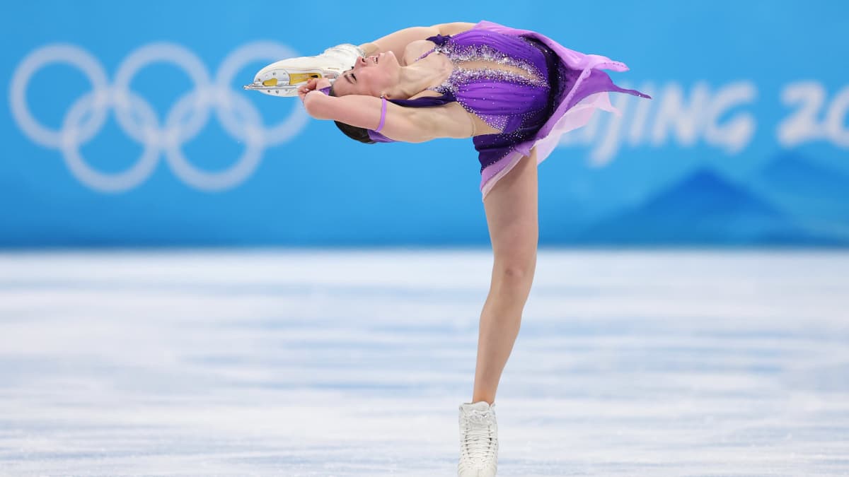Kamila Valijeva tekee vaikeaa piruettia jäällä.