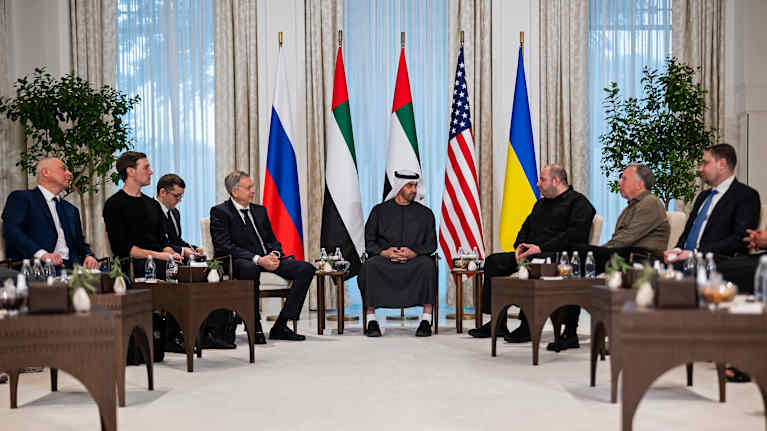 Möte mellan tre parter i Abu Dhabi.