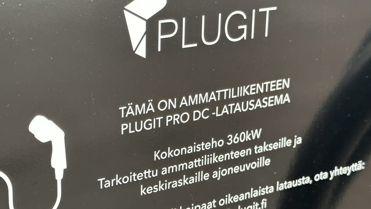 Sähköauton latausaseman kyljessä oleva teksti lähikuvassa.