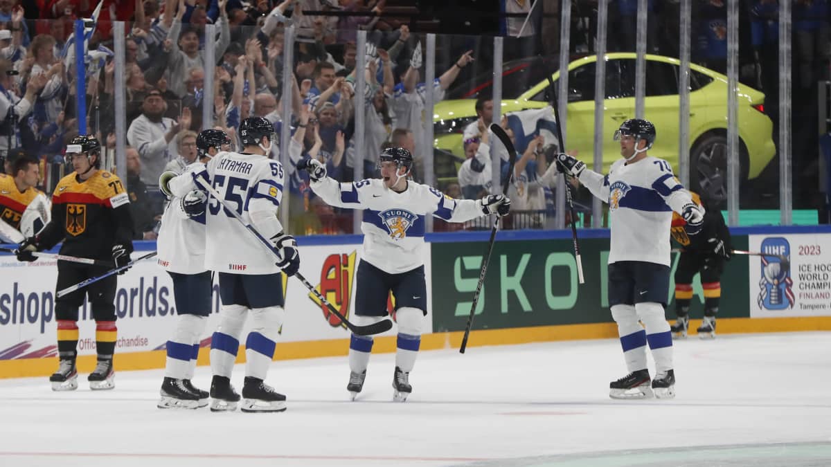 Suomen joukkue juhlii 3–4-johtoaan.