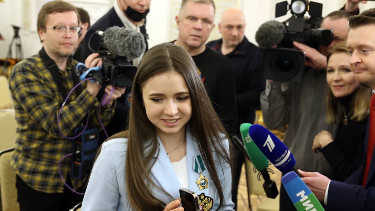 Taitoluistelija Kamila Valijeva Vladimir Putinin vieraana Kremlissä huhtikuussa 2022.