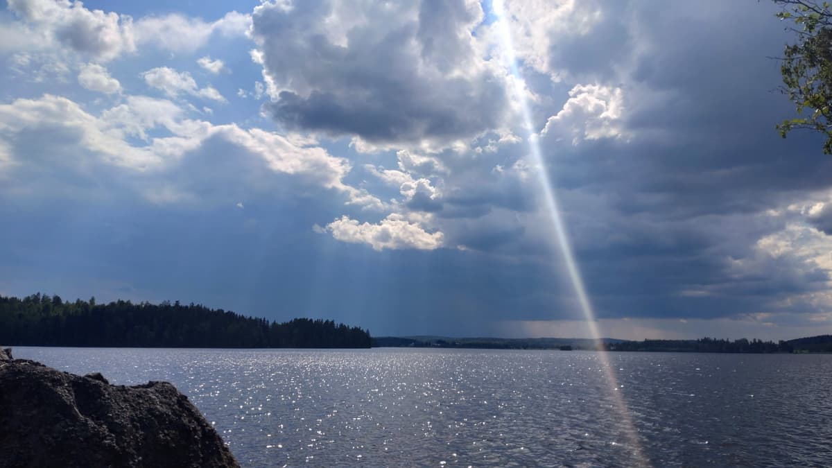 Kuvassa näkyy ukkospilvi.