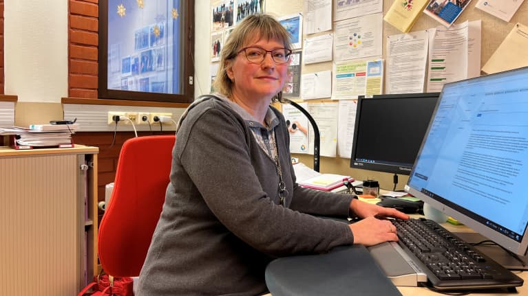 Inarin Kunnan varhaiskasvatusjohtaja Pirkko Saarela, Ivalossa 11.1.2022 työn äärellä. 
