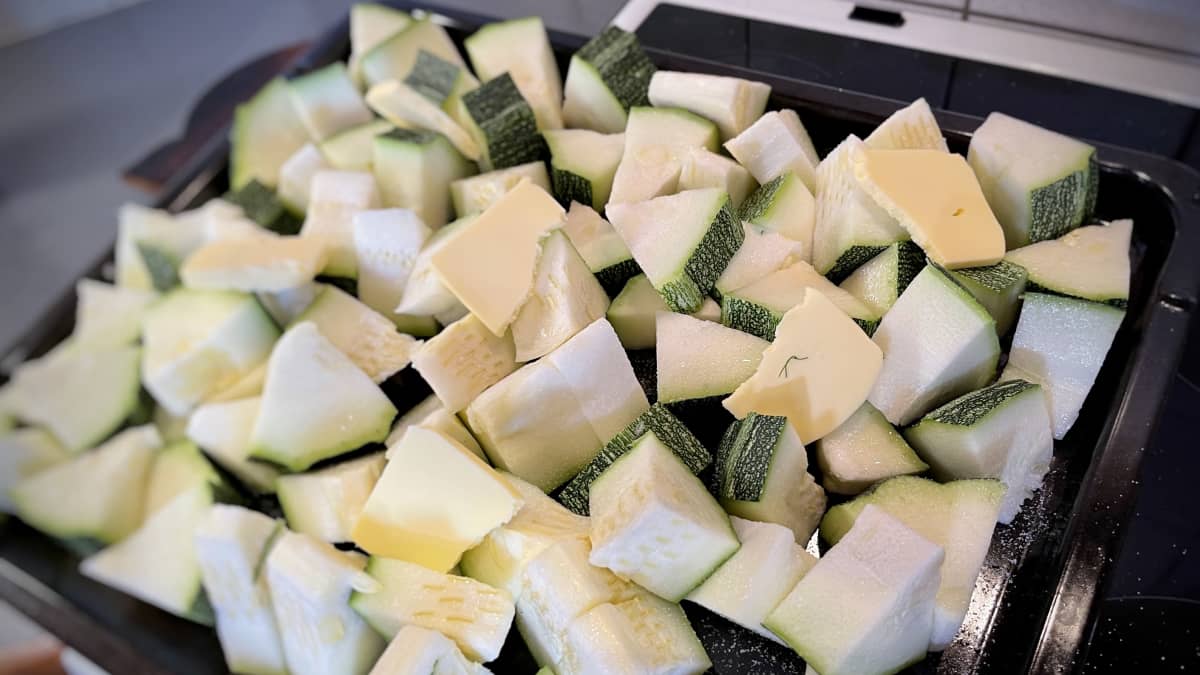 Zucchini eller squash skuren i stora bitar.