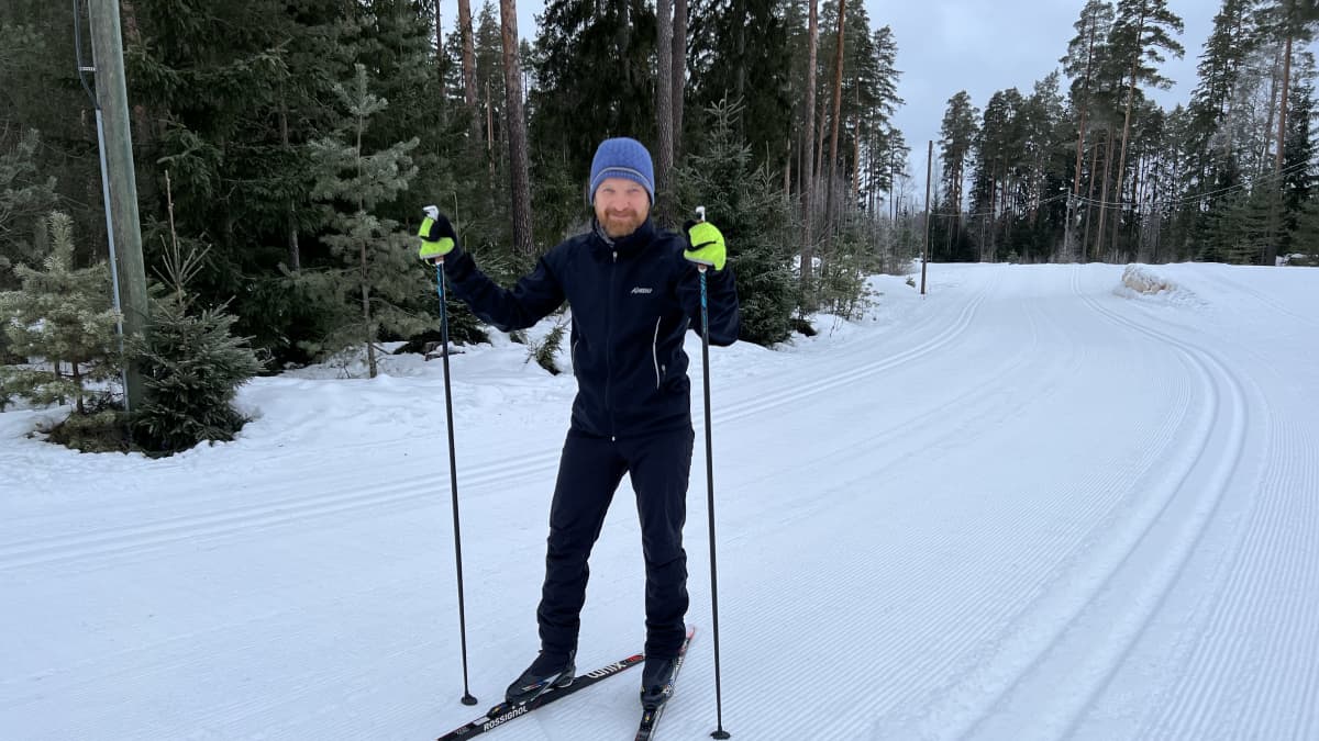 Ville Jussila hiihtää Haukkavuoressa