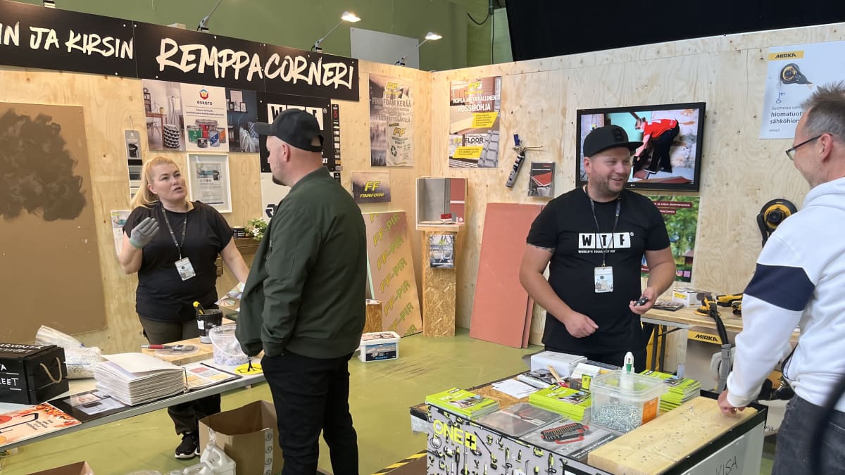 Mies ja nainen pitävät remontointi nurkkaa messuilla