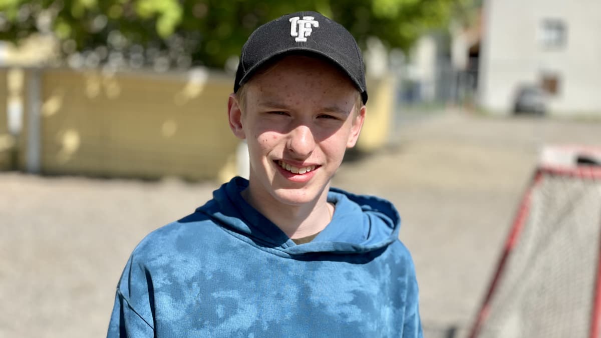 Aaro MettänenI seisoo koulun pihalla.