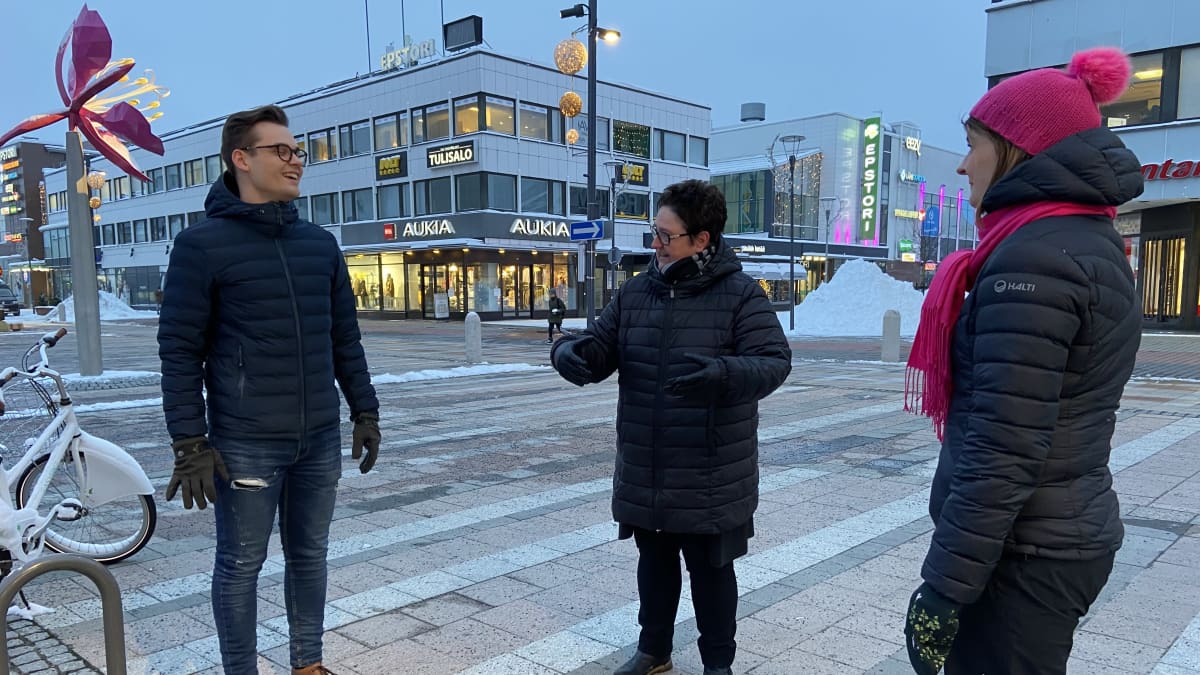 Kolme politiikan toimijaa keskustelee Seinäjoen torilla talvella. 