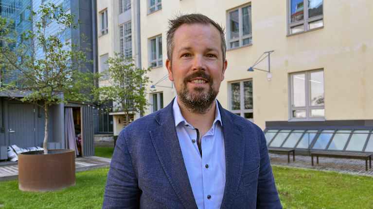Helsingin kaupungin maahanmuuttojohtaja Glenn Gassen on kotoisin Kölnistä, Saksasta. Hän on asunut Suomessa vuodesta 2009.