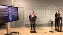 Valtioneuvoston tiedotustilaisuudessa ruudulla näkyy kolttien luottamusmies Veikko Feodoroff. Paikalla ovat Saamelaiskäräjien puheenjohtaja Tuomas Aslak Juuso ja pääministeri Sanna Marin.