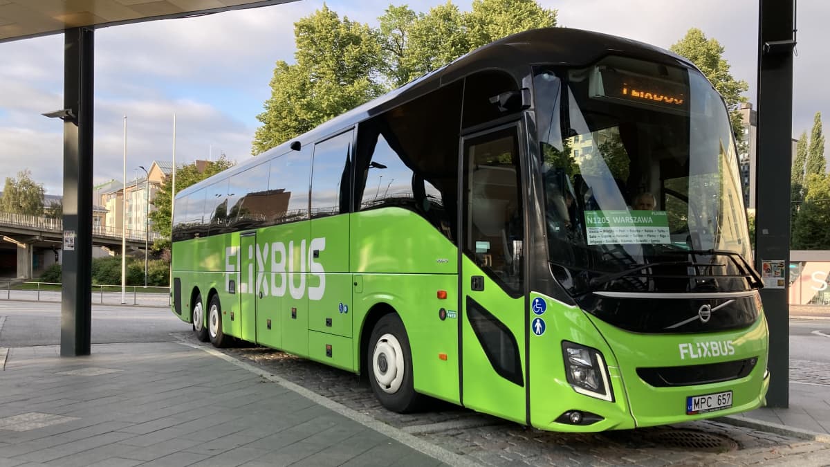 En limegrön buss från företaget Flixbus vid Vasa busstation.