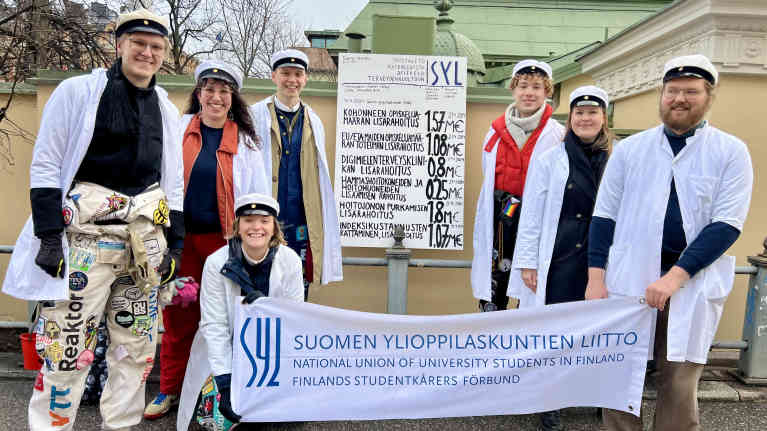 Joukko Suomen ylioppilaskuntien liiton edustajia kokoontui mielenilmaukseen Smolnan edustalle maanantaina. Liiton puheenjohtaja Akseli Tiitta on kuvassa takarivissä kolmas vasemmalta.