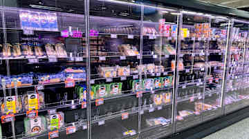 Osin tyhjä einesleipä- ja salaattihylly Kampin kauppakeskuksen K-Supermarketissa.