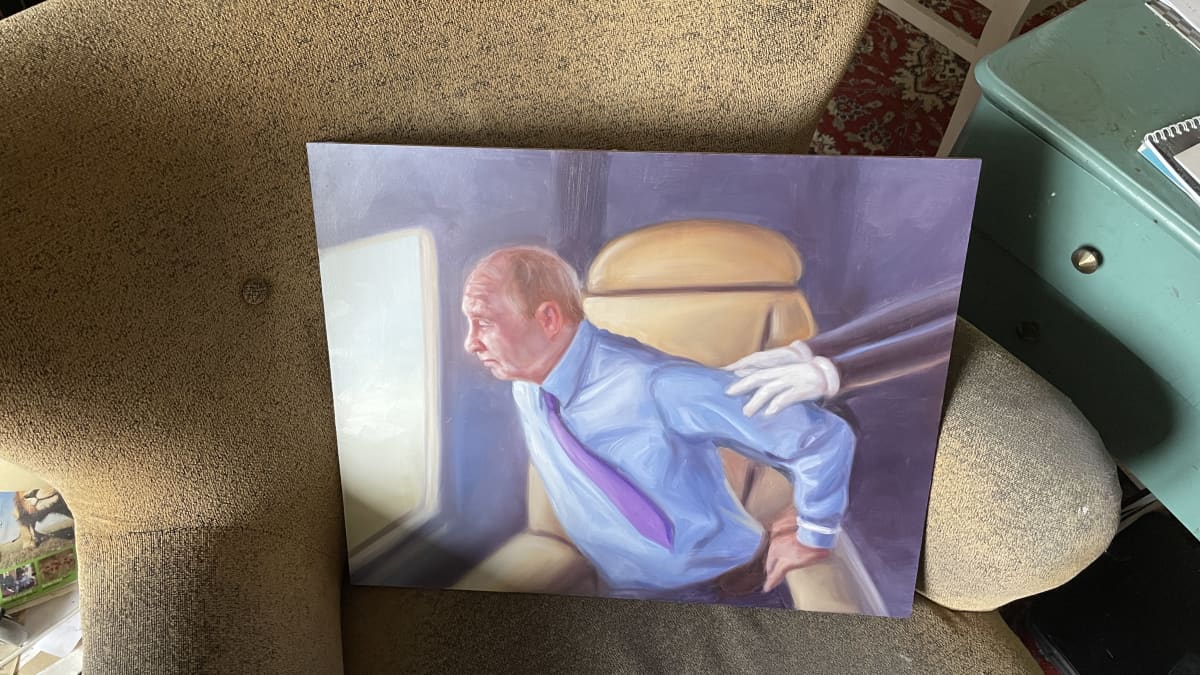 Maalaus Venäjän presidentistä nojaamassa nojatuoliin. 