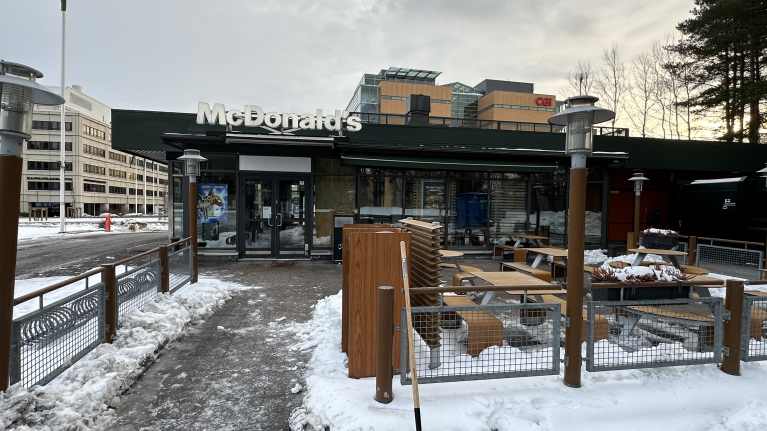  Helsingin Pitäjänmäen McDonald’s-ravintola ulkoapäin.