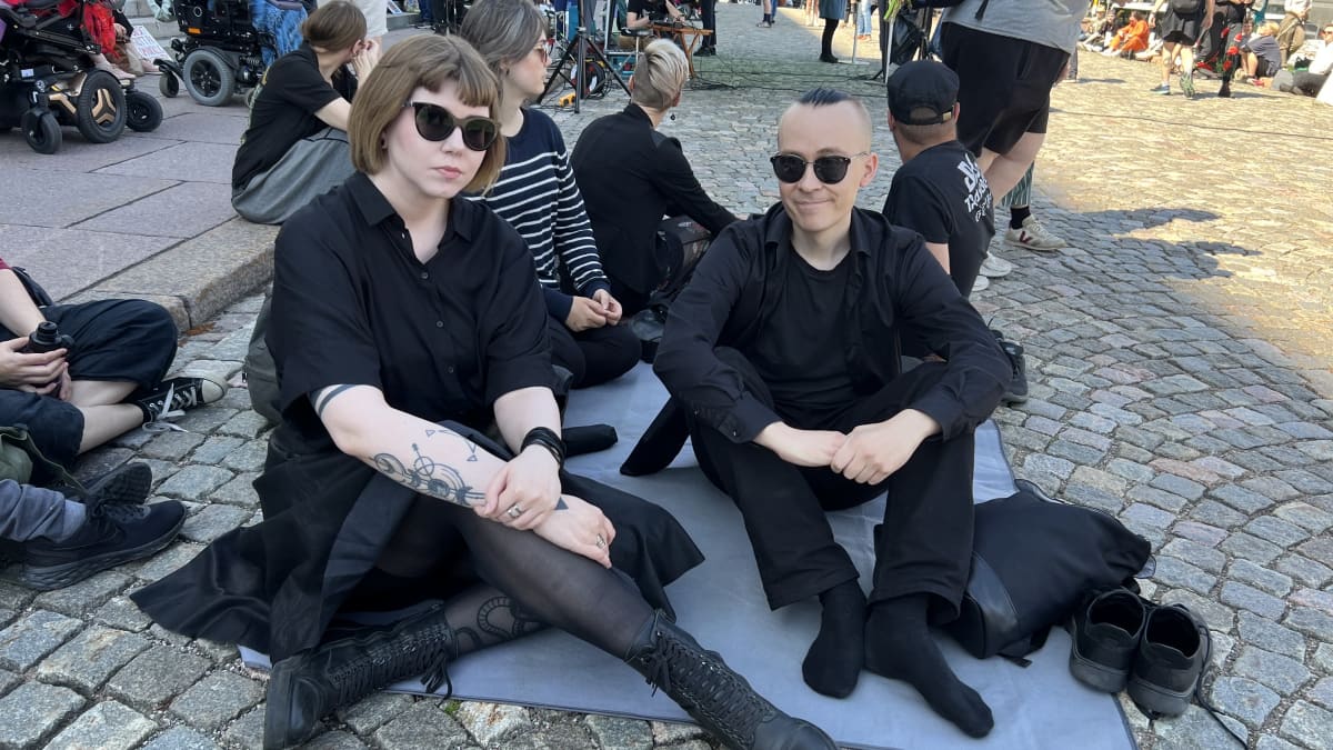 Kaksi henkilöä mielenosoituksessa. 