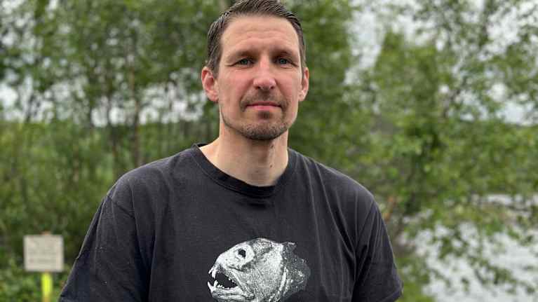 Luonnonvarakeskuksen tutkija Panu Orell seisoo Tenon rannalla.