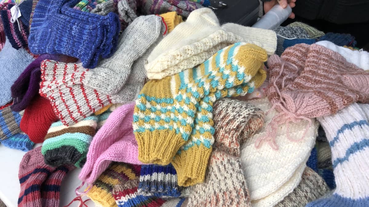 Villasukkia myyntipöydällä Turun kauppatorin Nenäpäivä-tapahtumassa.