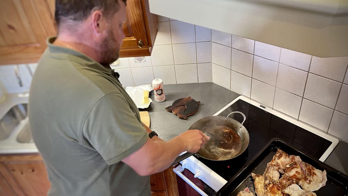 Micke häller vatten i stekpannan.