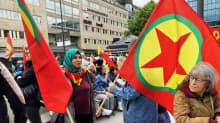 Mielenosoittajia heiluttamassa Kurdistanin työväenpuolueen PKK:n lippuja Tukholmassa.