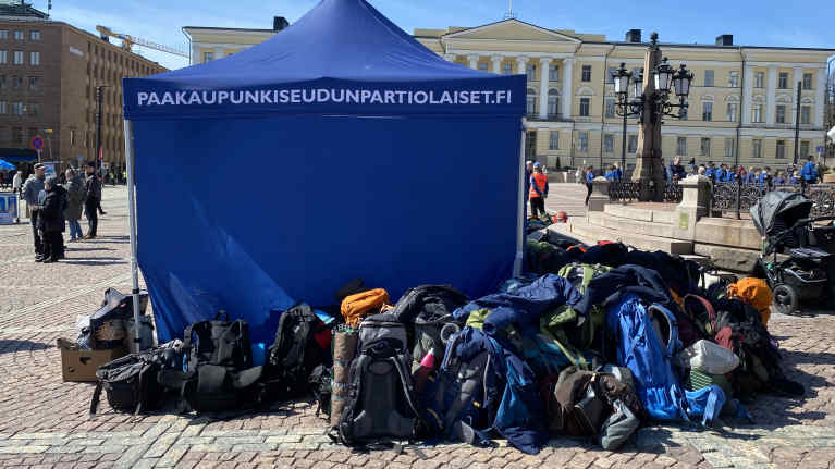 Partiolaisten kasseja ja rinkkoja Senaatintorilla.