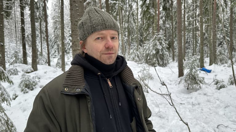 Greenpeacen metsäasiantuntija Matti Liimatainen katsoo kameraan.