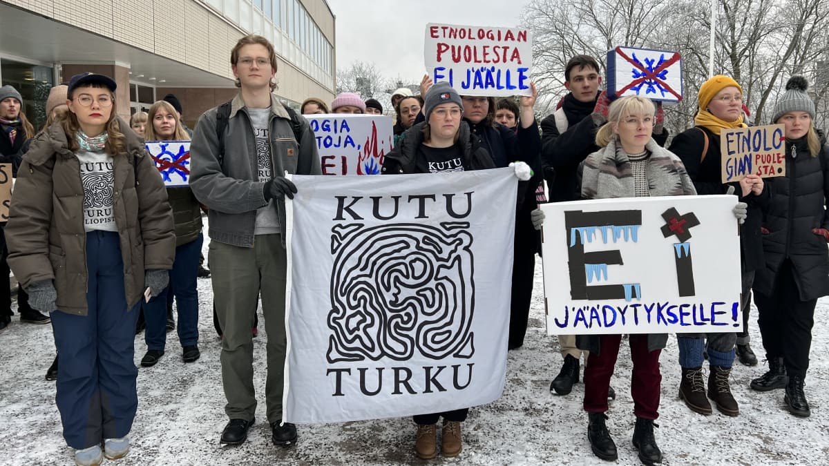 Mielenosoittajia Turun yliopistonmäellä.